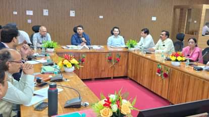 बैठक में डीएम और अन्य अधिकारी