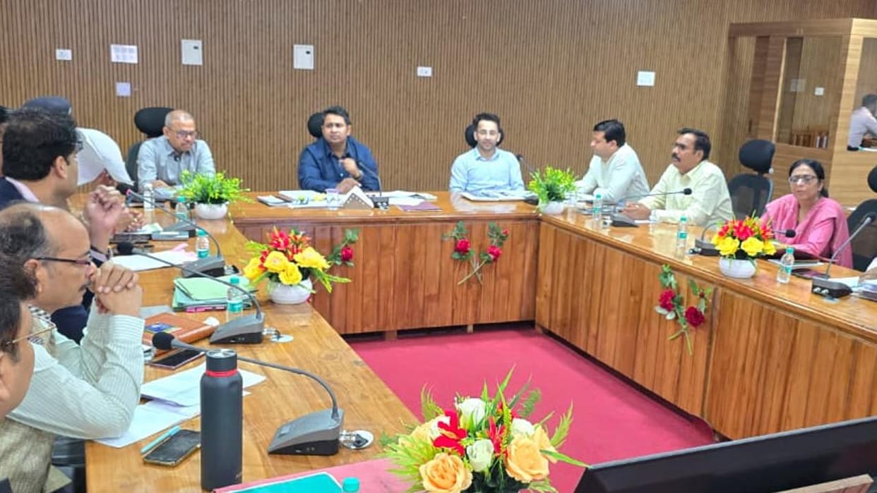 Jhansi News: DM reprimands NHAI for not closing illegal cuts