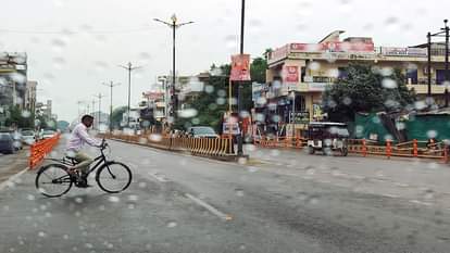 बुधवार को दिन भर होती रही रिमझिम बारिश।
