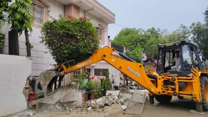 बुलडोजर से हटाया गया अतिक्रमण