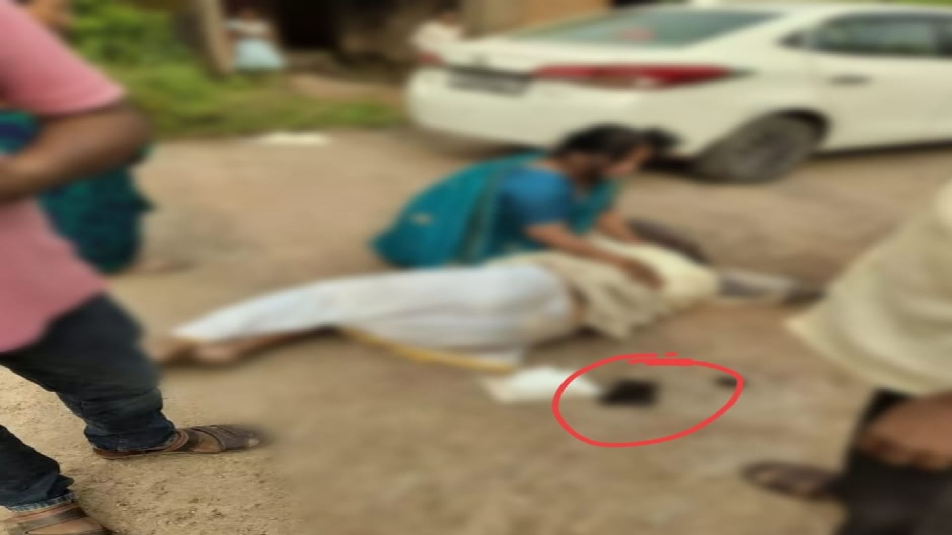 ढोंगी बाबा का बचाव करती शादीशुदा प्रेमिका और पास में कटी हुई चोटी