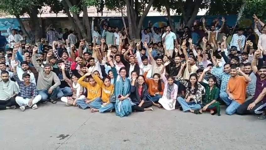 छात्रों ने दो घंटे तक नारेबाजी की