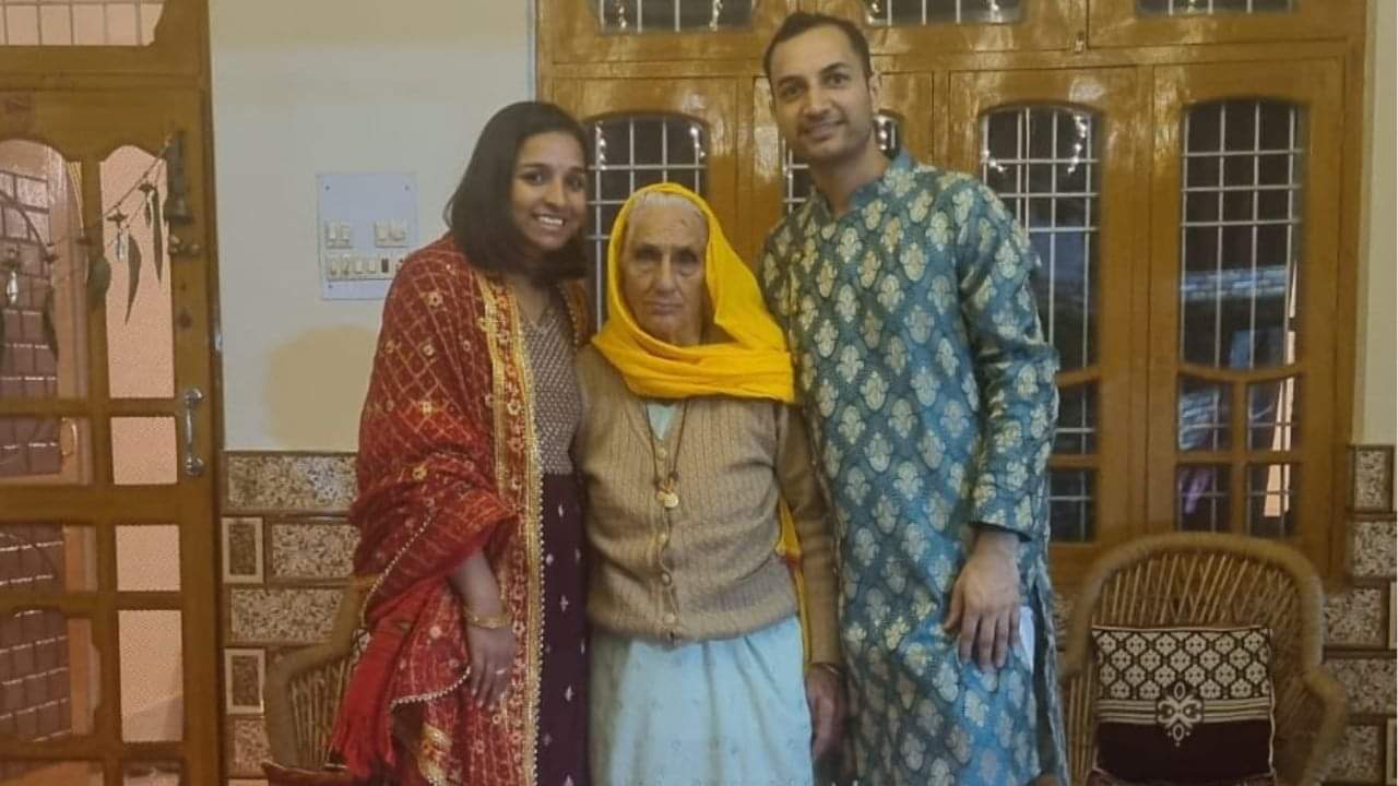 डरोह की बहू महिला पायलट शिवांगी व पायलट पति आकिल शर्मा अपनी दादी के साथ।