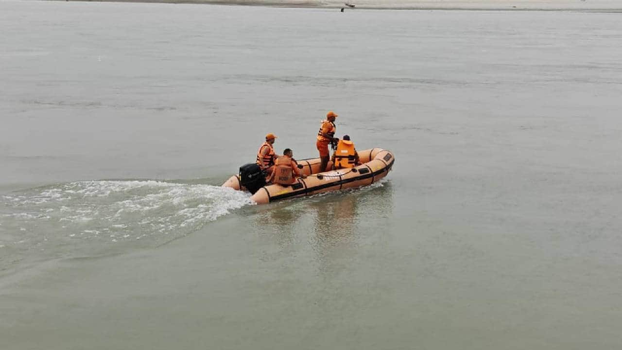 एनडीआरएफ की टीम सर्च अभियान चलाती हुई