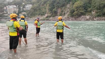 गंगा में किशोर की तलाश करती टीम