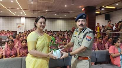 गार्गी गर्ल्स स्कूल में पहुंचे एसएसपी डॉ. विपिन ताडा