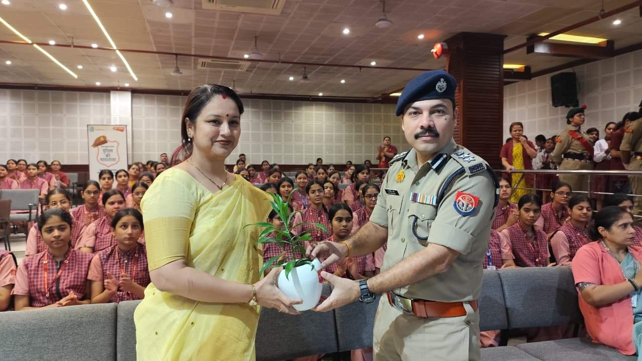 गार्गी गर्ल्स स्कूल में पहुंचे एसएसपी डॉ. विपिन ताडा