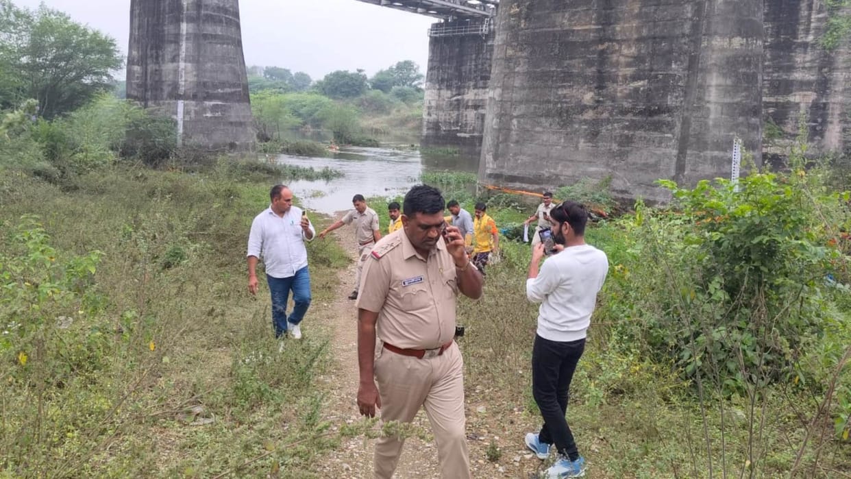 Chittorgarh News: Dead body found under railway culvert in Bedach river