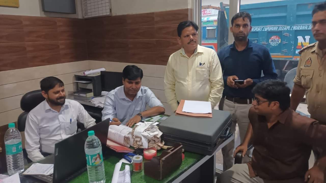 कंपनी के दंफ्तर में जांच करते अधिकारी