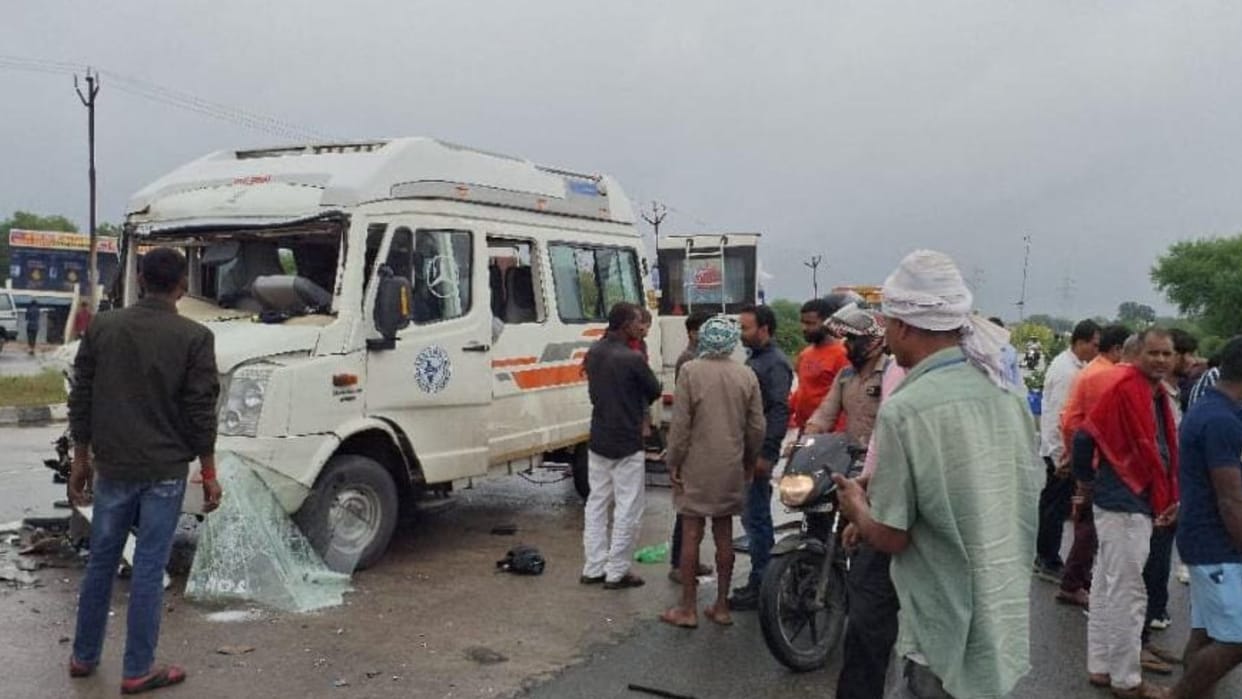 Jaunpur road accident 10 devotees injured in truck collision on Varanasi-Lucknow highway