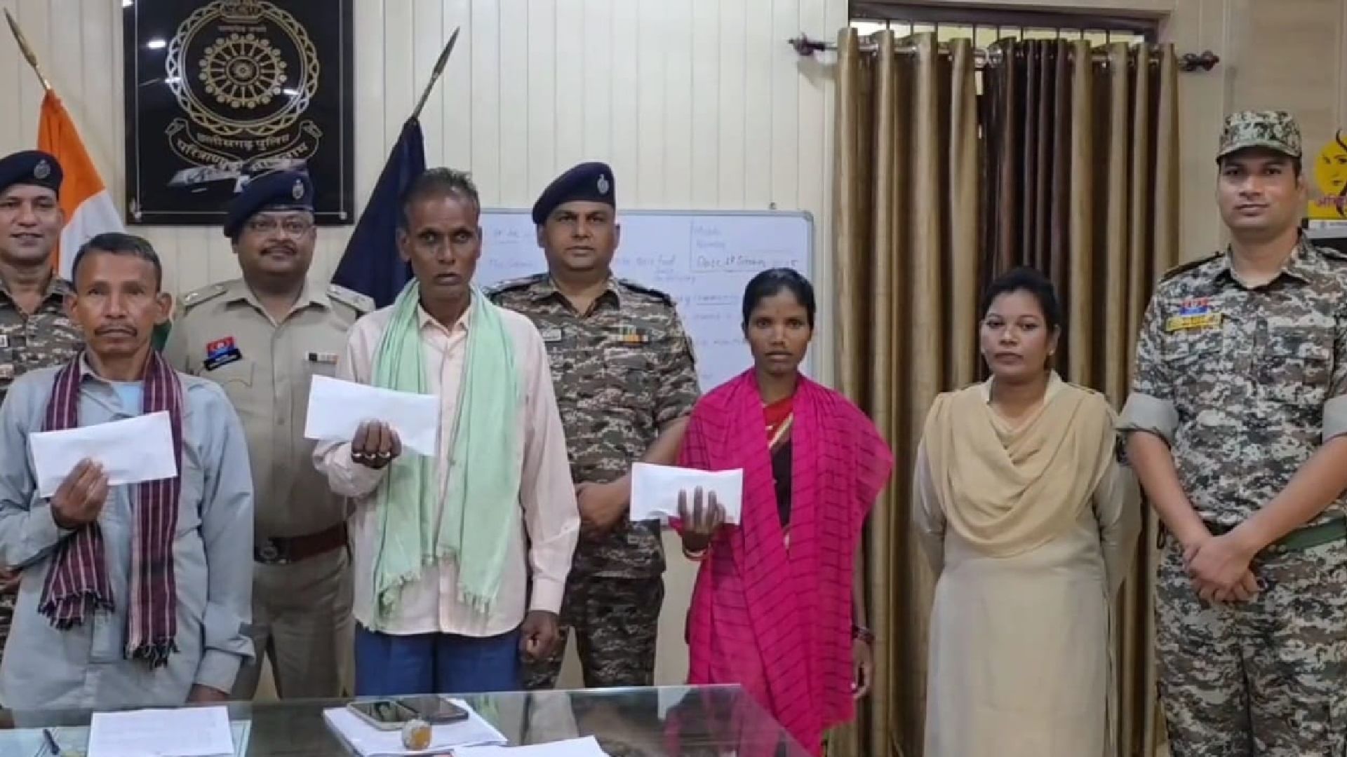 कोंडागांव में एक लाख की इनामी महिला समेत तीन नक्सलियों ने किया आत्मसमर्पण