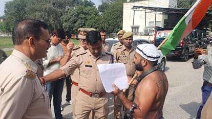 UP: Youth chained himself and reached MP Imran Masood’s residence over Bhagat Singh remark