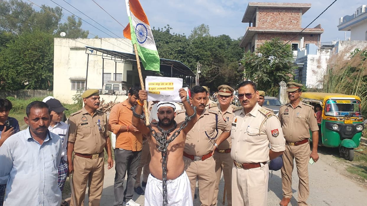 UP: Youth chained himself and reached MP Imran Masood’s residence over Bhagat Singh remark