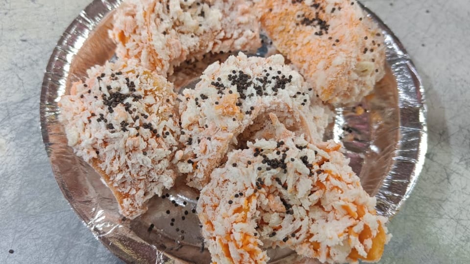 Fast food Chinese momos are spices with mountain flavor Jakhya People loving this new experiment