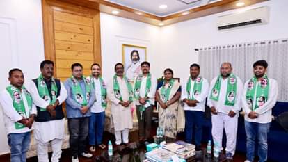 Jharkhand Politics: BJP suffers a setback ahead of Ghatshila elections, several BJP leaders join JMM