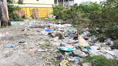 कालाढूंगी रोड पर कमलुवागांजा क्षेत्र के निकट सड़क किनारे फैला कूड़ा।