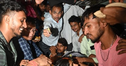 सेंट्रल स्टेशन पर ट्रेन के अंदर यात्रियों की भीड़