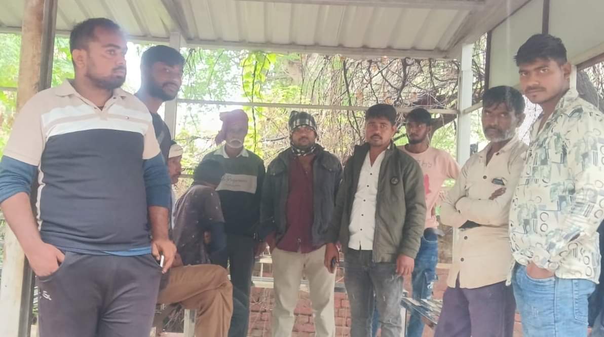 घटना के बाद लगी ग्रामीणों की भीड़