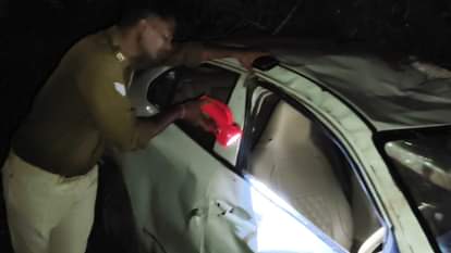 घटनास्थल पर जांच करती पुलिस