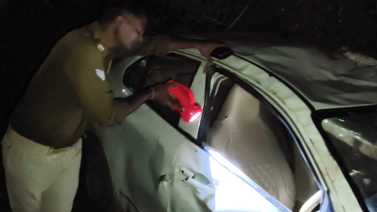 घटनास्थल पर जांच करती पुलिस