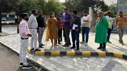 सीएम ग्रिड योजना के तहत किदवई नगर के ब्लॉक में निरवाना दिन सड़क का निरीक्षण करती यूरिडा की टीम