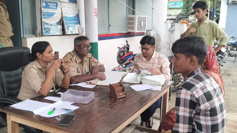 किसान को परिजन के सुपुर्द करती पुलिस