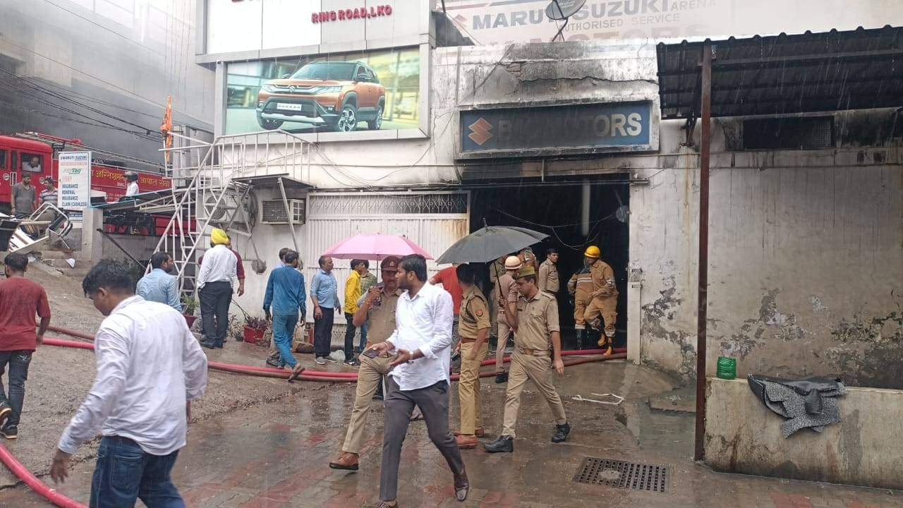 लखनऊ में कार सर्विस सेंटर पर आग लग गई