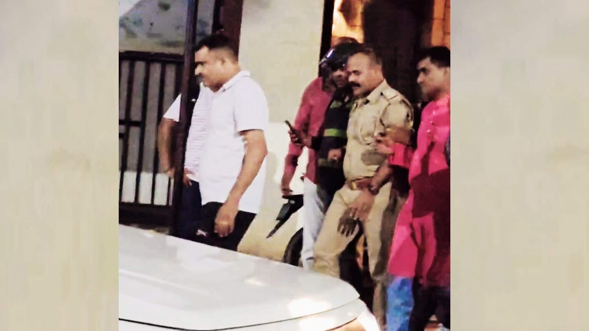 दरोगा को ले जाती एंटी करप्शन की टीम।