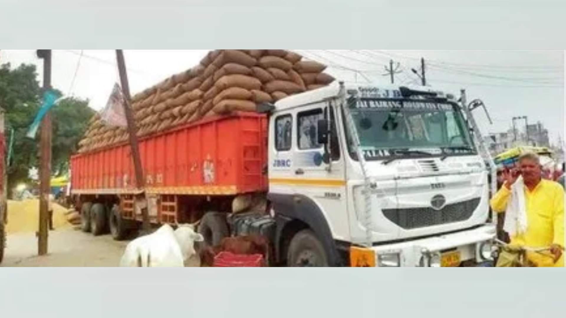 बख्शी का तालाब में किसानों से खरीद के बाद धान से लदा ट्रक।