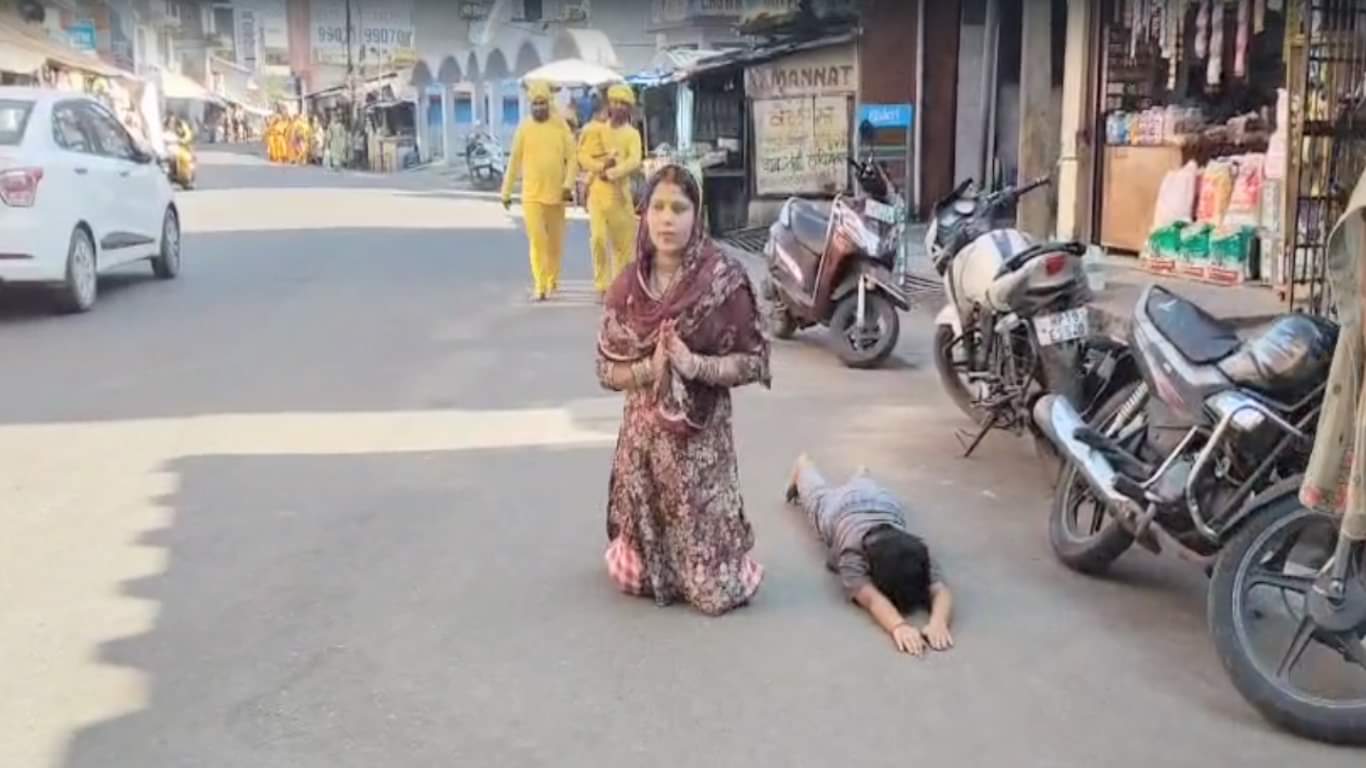 मां घुटनों के बल और बेटी दंडवत प्रणाम करते पहुंची मां चिंतपूर्णी के दरबार।