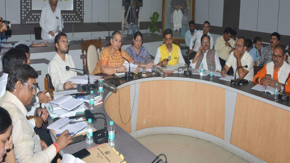 महापौर और नगर आयुक्त में फिर तनातनी, हंगामे और धरने के साथ बैठक स्थगित