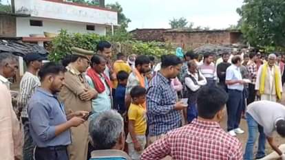 मौके पर जुटे लोग