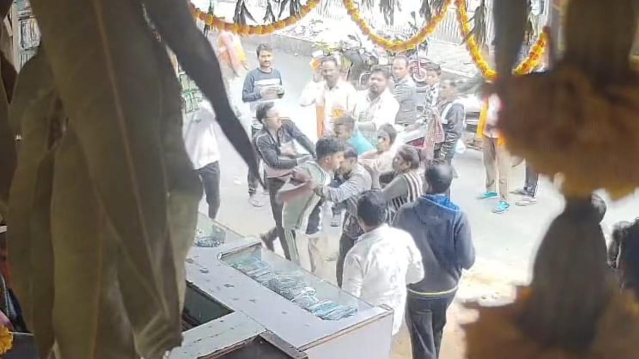 Jhansi: Traders clash with anti-encroachment squad