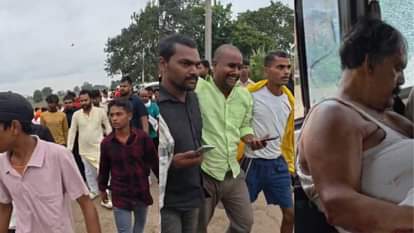 मृतक (बनियान में) और रोते बिलखते परिजन