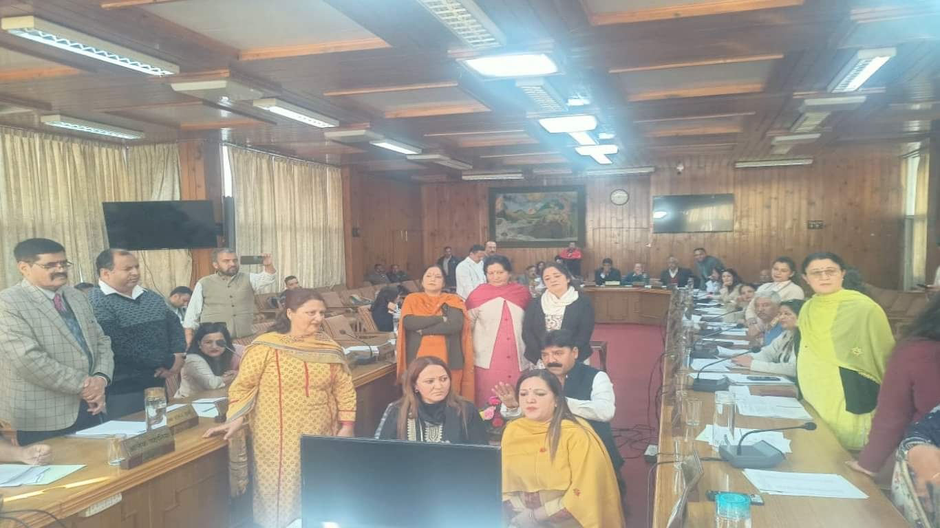 नगर निगम शिमला की मासिक बैठक में पार्षदों का हंगामा।