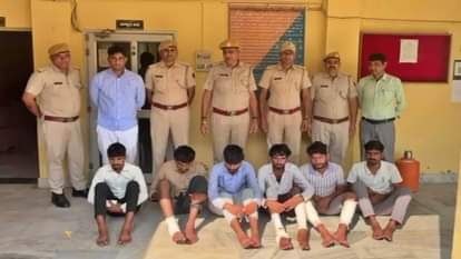 पुलिस की गिरफ्त में आरोपी।