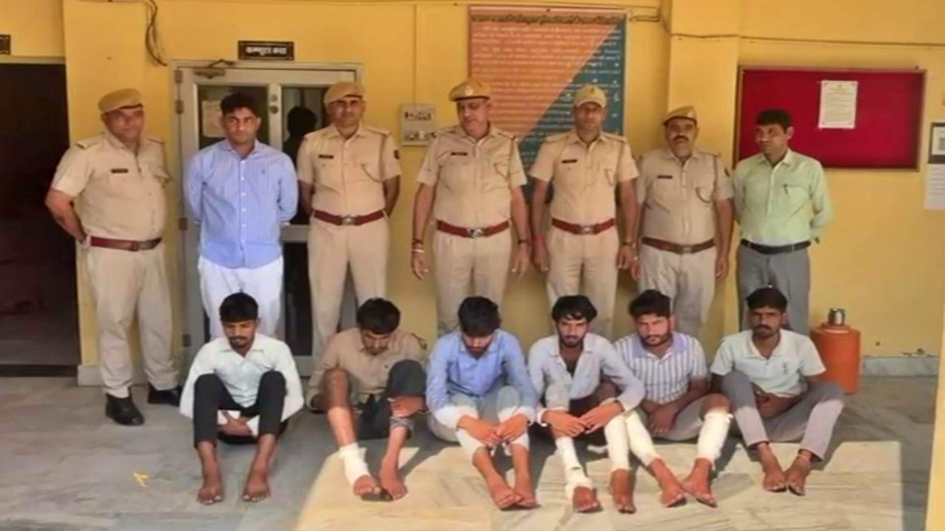 पुलिस की गिरफ्त में आरोपी।