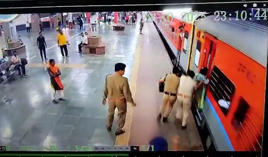 Prayagraj Junction :चलती ट्रेन में चढ़ने के प्रयास में महिला फिसली ...