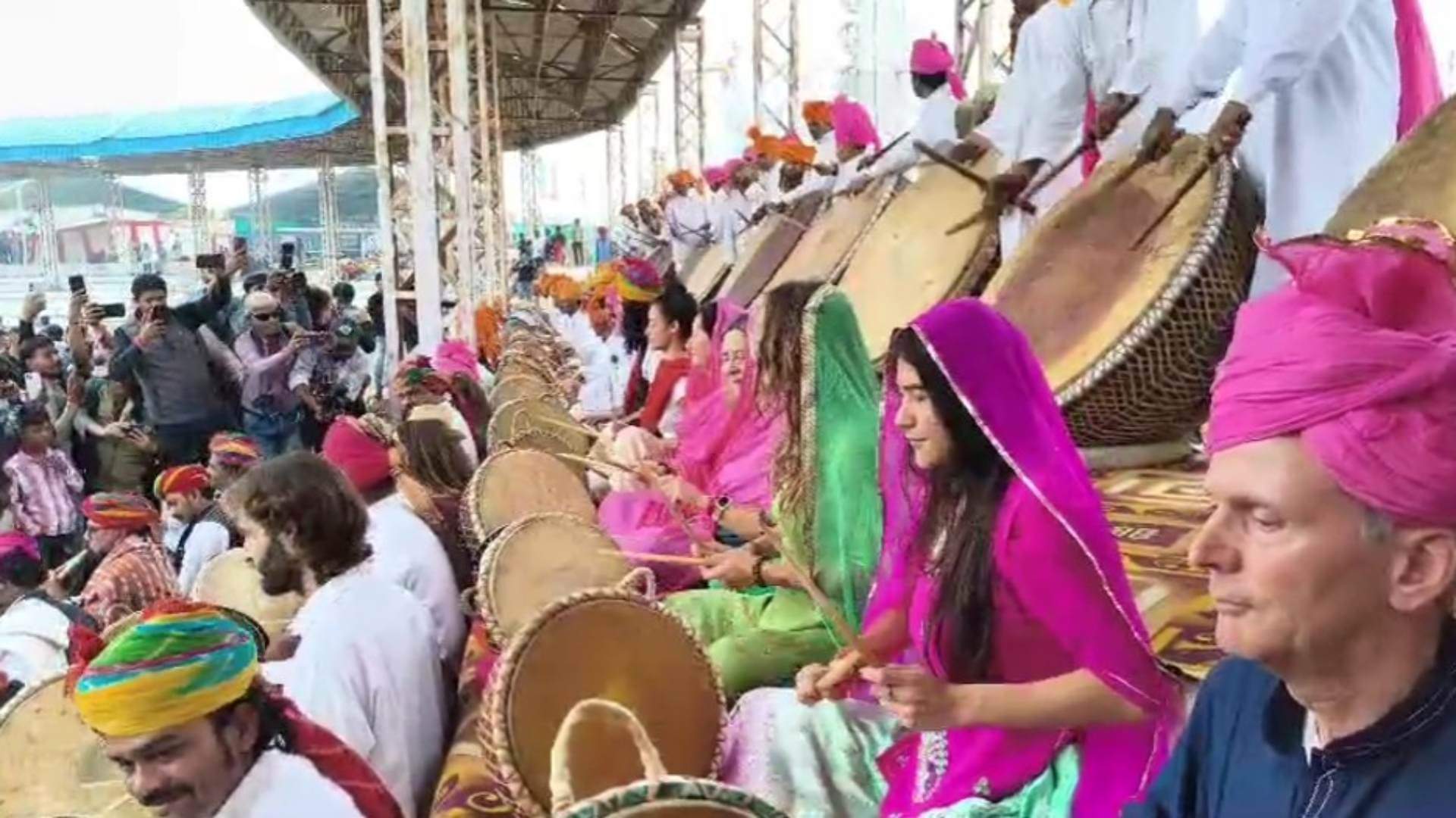 पुष्कर मेले में एक साथ नगाड़ा बजाते कलाकार।