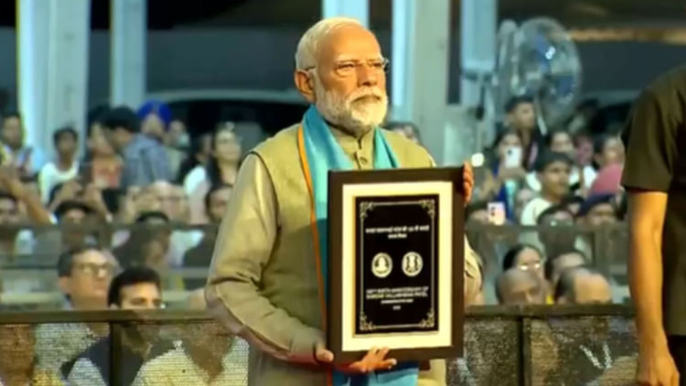 Gujarat: PM मोदी ने एकता नगर में ई-बसों को दिखाई हरी झंडी, 1220 करोड़ की परियोजनाओं का उद्घाटन-शिलान्यास किया