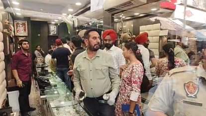 Robbery in Jalandhar jeweler shop stole jewelry cash at gunpoint CCTV footage