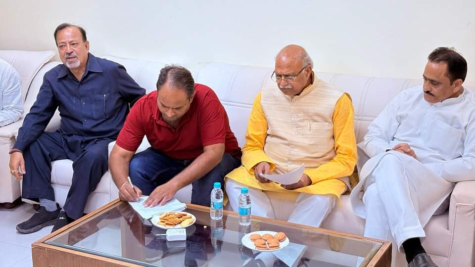 समझौते पर साइन करता सत्यम रस्तोगी।