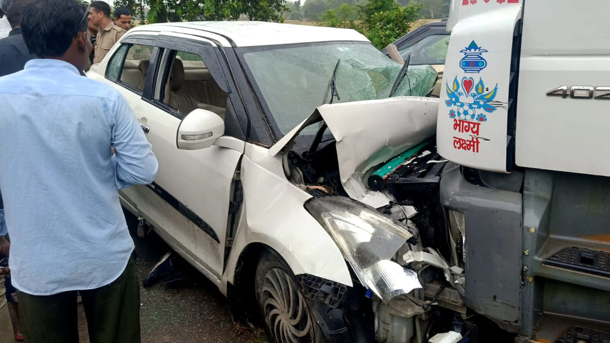 Trailer and car collide in Sant Kabir Nagar, one dead, four injured