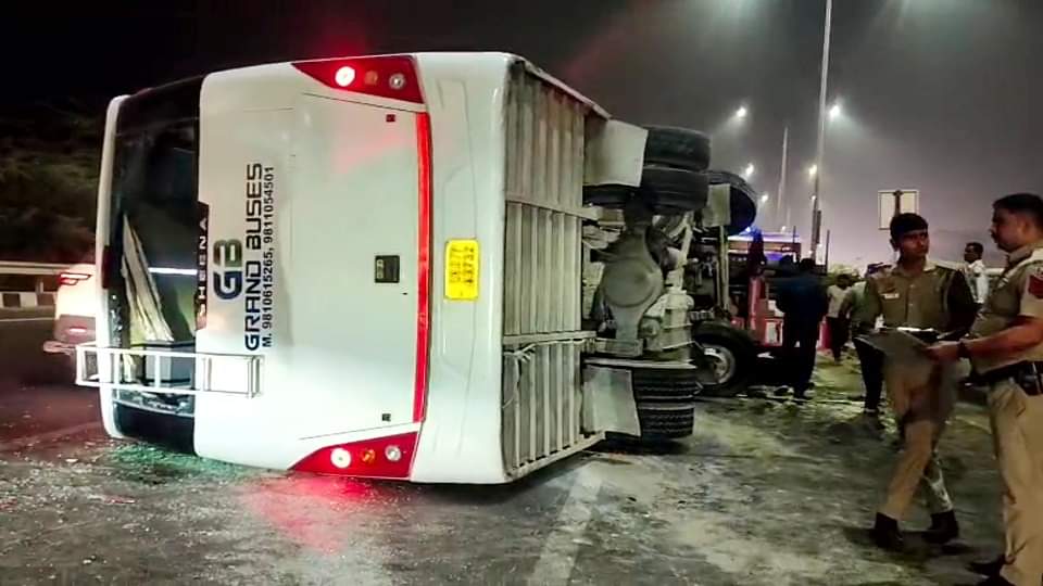 सत्संग में जा रही बस पलटी