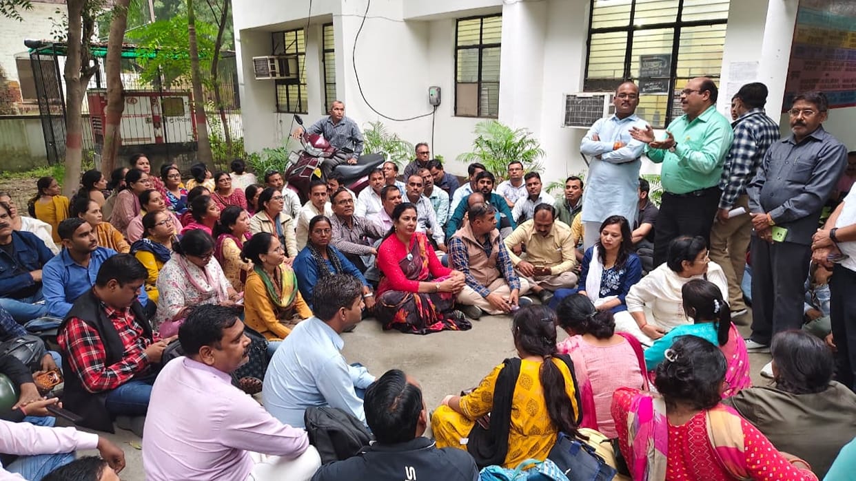 Teachers protest against order to stop salary for not submitting digital attendance in Bareilly