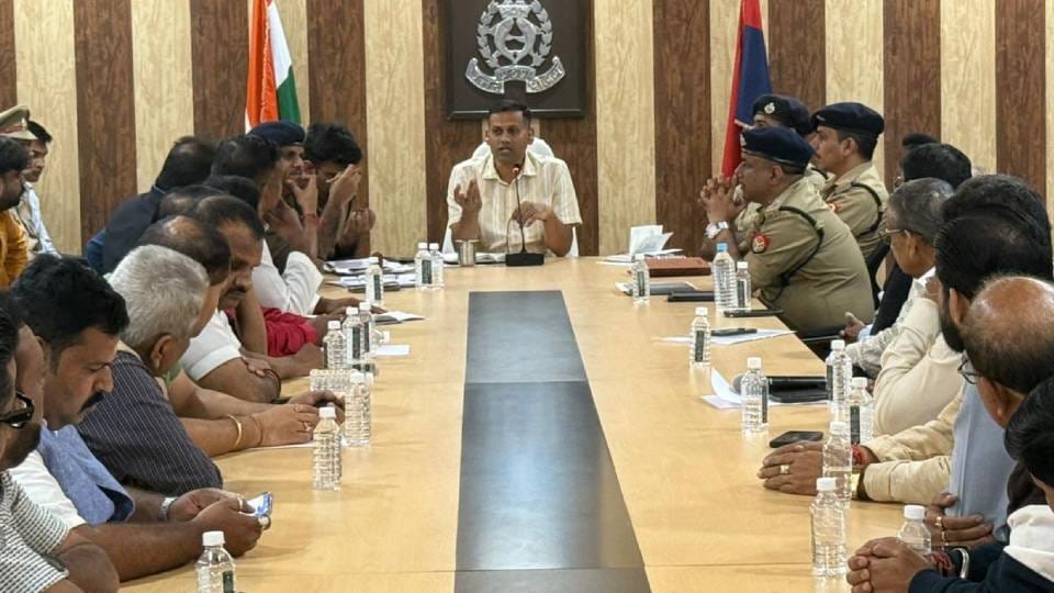 JCP LO holds meeting with traders Those carrying goods or money can call 112 to request protection