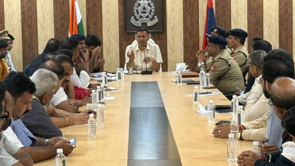 व्यापारियों के साथ बैठक करते जेसीपी एलओ बबलू कुमार