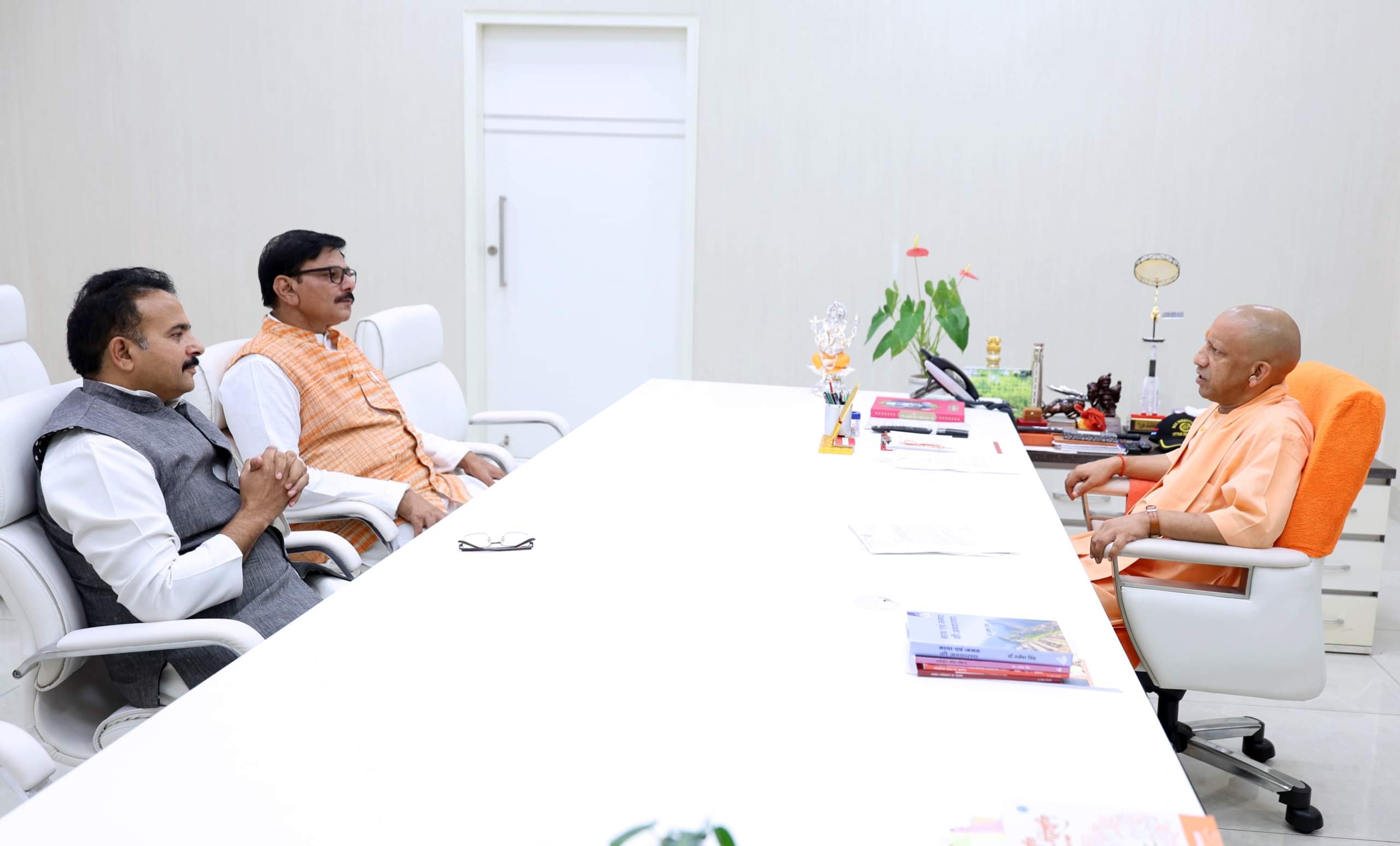 मुख्यमंत्री योगी से मिले भाजपा विधायक।