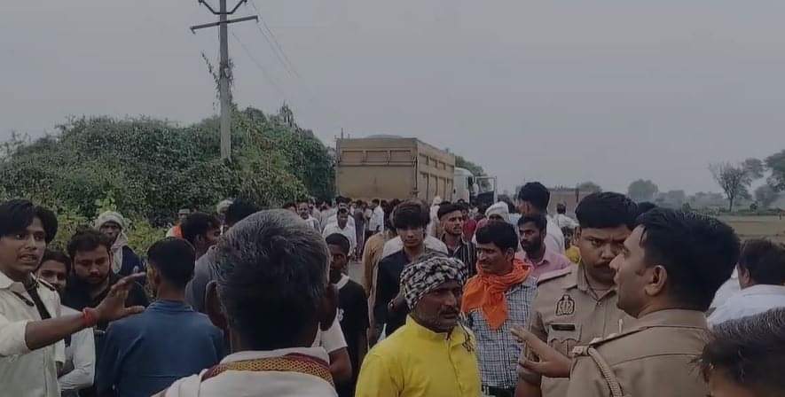 Three people died along with mother and daughter  in agra road accident