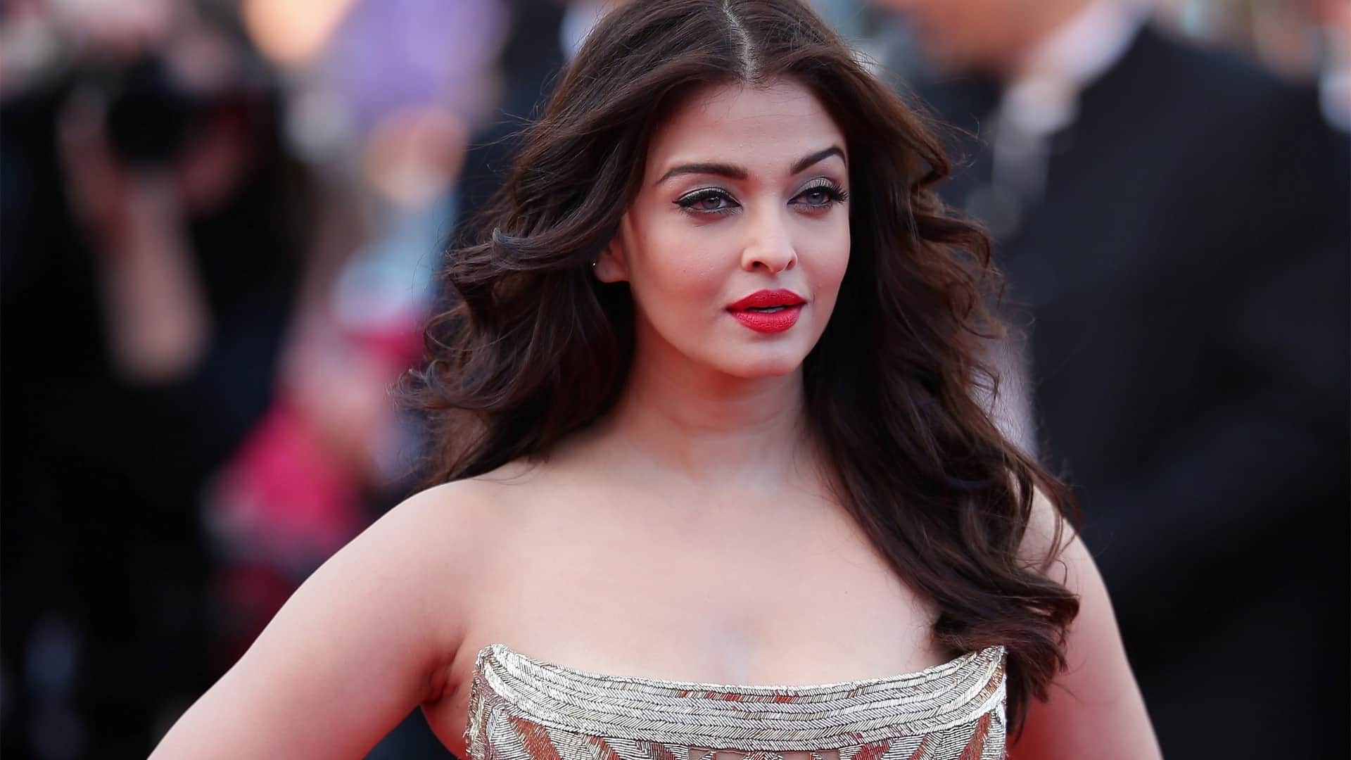 Aishwarya Rai Bachchan celebrates her 52th birthday on 1st november know her movies and networth